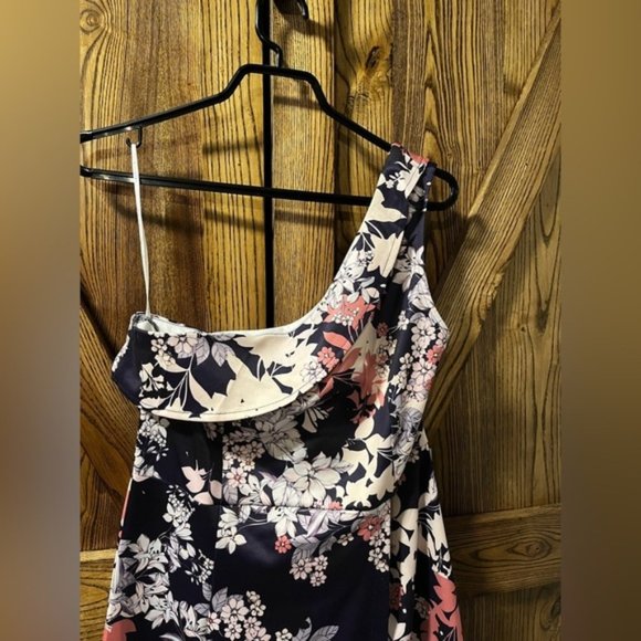 Floral one shoulder dress - Picture 3 of 7